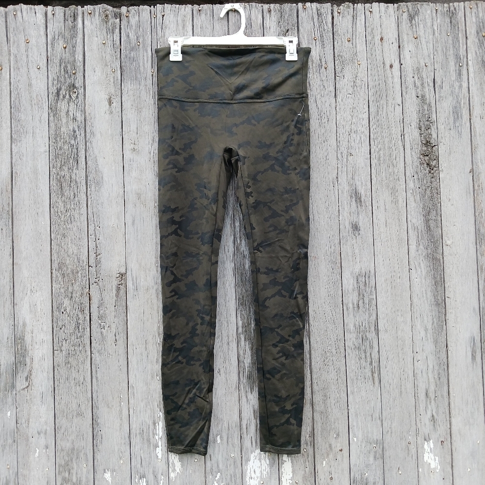 Spanx Look At Me Now Seamless Leggings Size Large Mid Rise Green Camo Pullon
